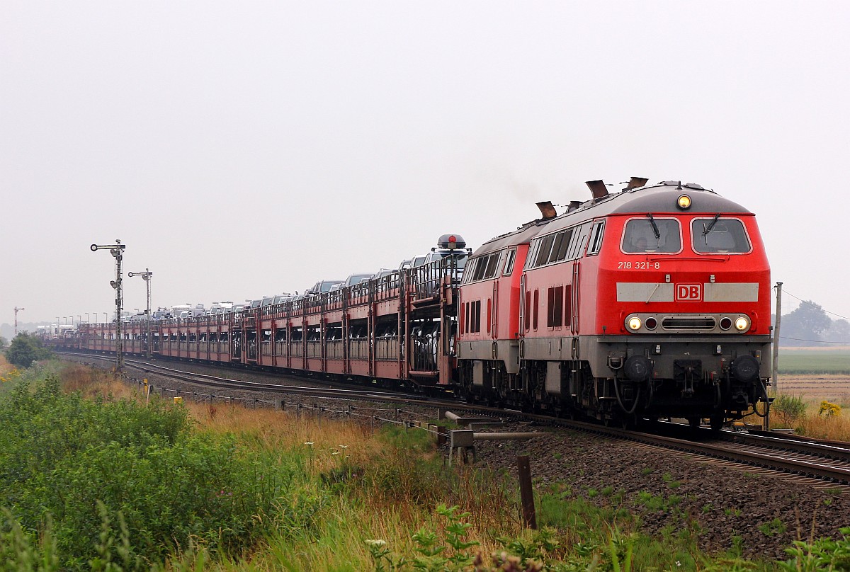 DB 218 321-8 + Schwesterlok passieren hier mit einem SyltShuttle nach Westerland den Bü Lehnshallig zwischen Niebüll und Klanxbüll. 25.07.2015