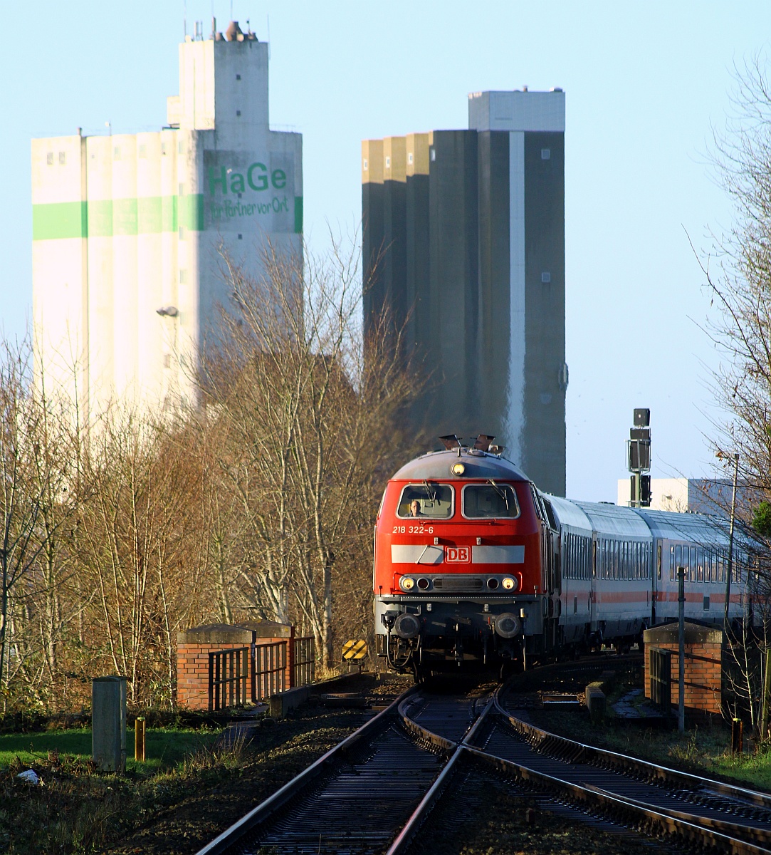 DB 218 322 und 497 haben hier mit dem IC 2375 nach Karlsruhe Einfahrt in Husum. 18.12.2021