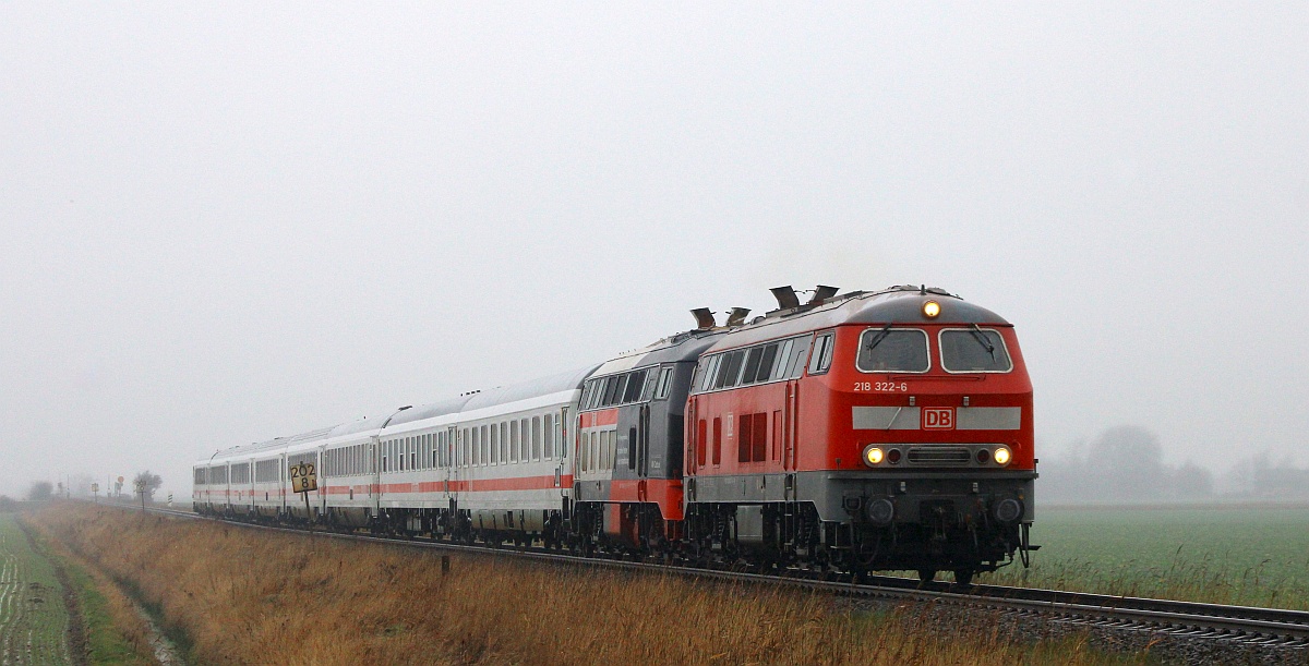 DB 218 322 und 497 mit dem IC 2375 nach Karlsruhe dieseln hier mit lautem Gruß gen Niebüll. Bü Triangel 12.12.2021