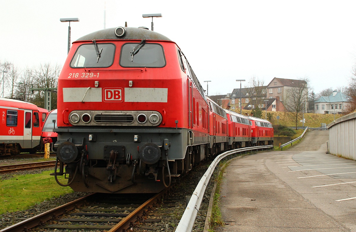 DB 218 329-1 steht hier zusammen mit den Schwestern 339,330 und 453 abgestellt in Kiel. 31.12.2011