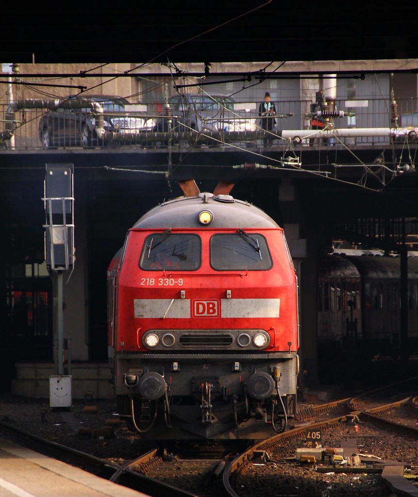 DB 218 330-9 verlässt mit einer Rangierfahrt langsam den Hamburger Hauptbahnhof um an den richtigen Bahnsteig zu gelangen. HH 31.03.2014