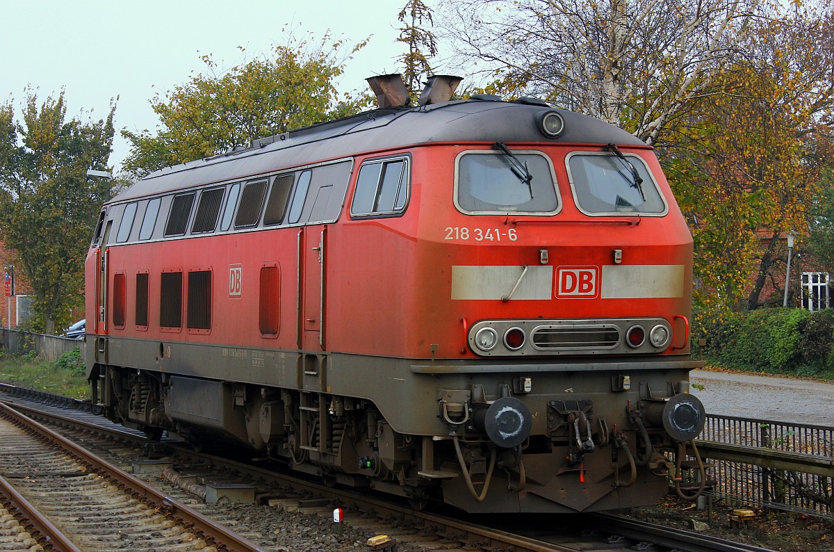 DB 218 341-6(REV/HB X/09.07.09, Verl/HB X/08.07.16) festgehalten beim umsetzen im Bhf Niebüll. 01.11.2015