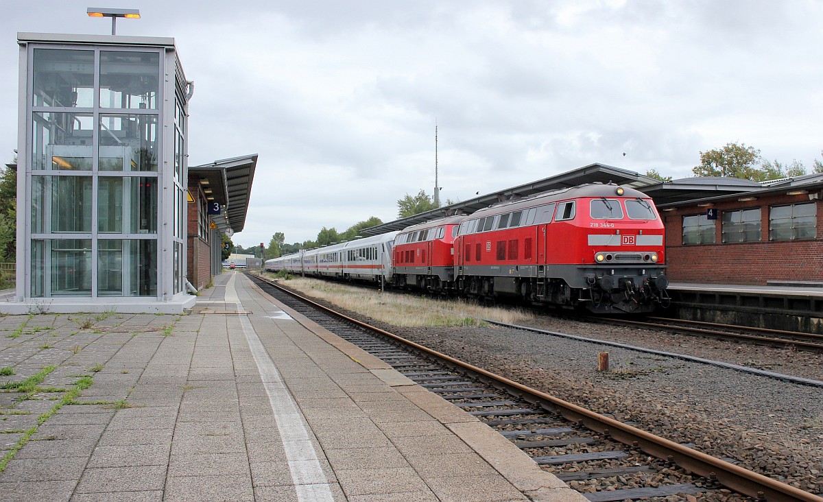 DB 218 344-0 und 385-9 mit IC 2314 in Husum 23.09.2018