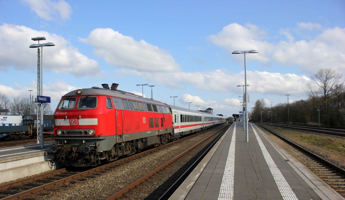 DB 218 344 mit IC 2311 Niebll 13.04.2019