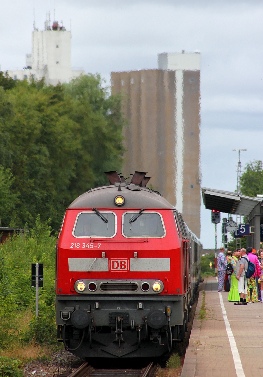 DB 218 345 und 344 mit dem IC 2311 in Husum. 14.07.2018