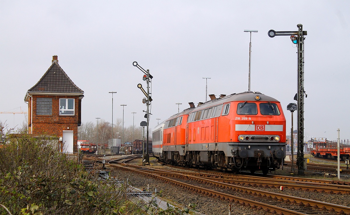 DB 218 359-8(Unt/HB X/22.01.09,Verl/ANB/23.01.16)und 218 314-3(Unt/HB X/21.08.09)mit dem IC nach Dresden passiert hier das Stellwerk Niebüll Ks bei seiner Ausfahrt. Niebüll 14.04.2015