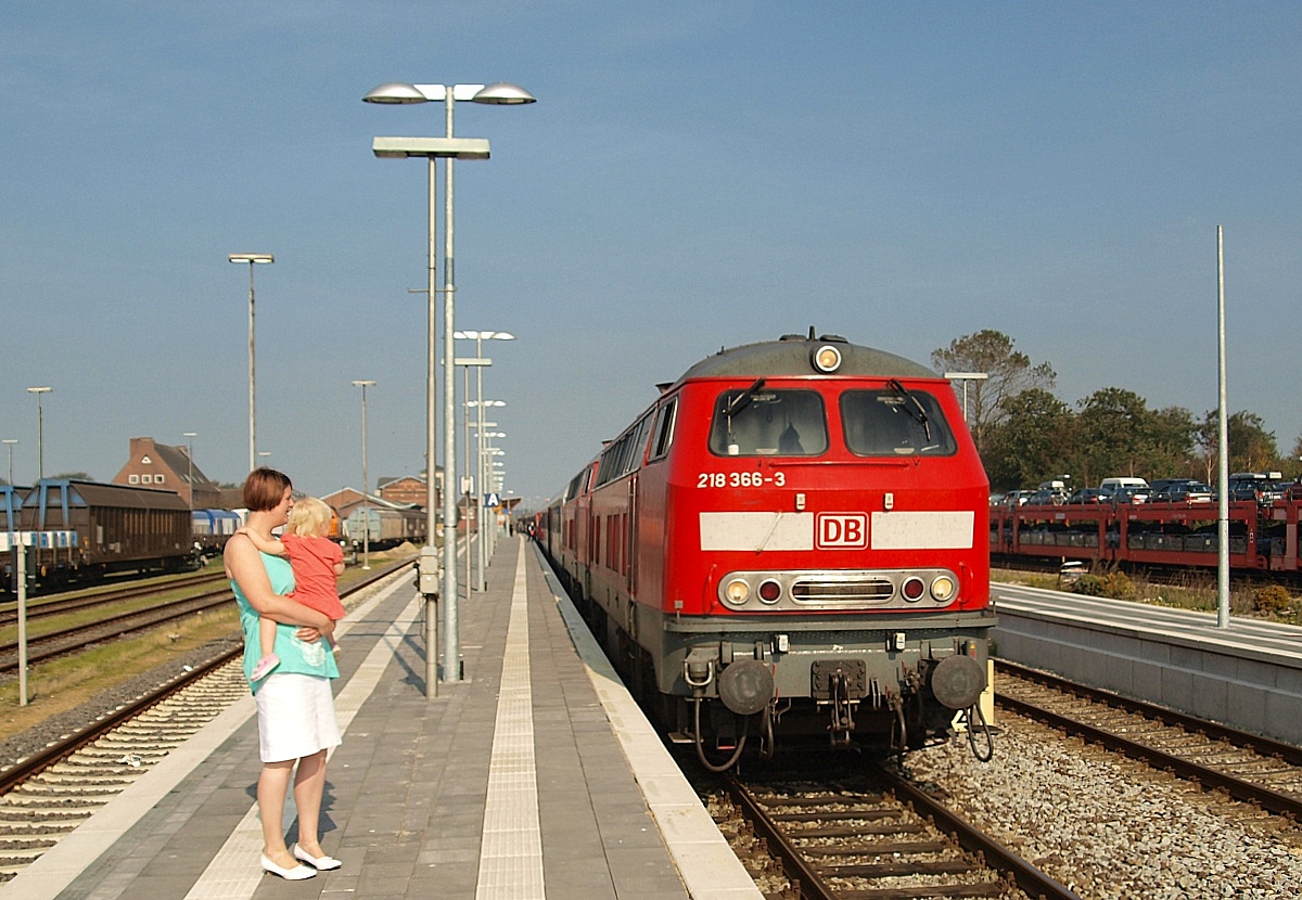 DB 218 366-3 mit Schwesterlok und IC im neugestalteten Bhf von Niebüll. 02.10.2011