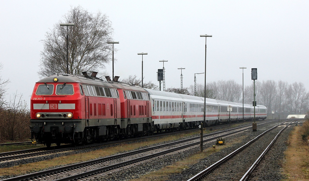 DB 218 366 und 385 mit IC 2375 nach Karlsruhe. Husum Nord 11.04.2021