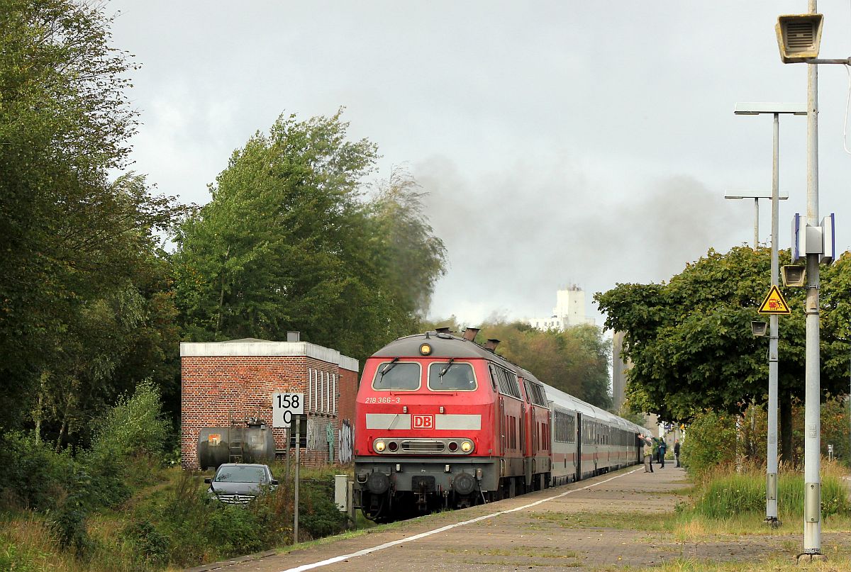 DB 218 366 und 389 verlassen mit dem IC 2311 nach Stuttgart am Haken Husum Richtung Süden. Husum 28.09.2019