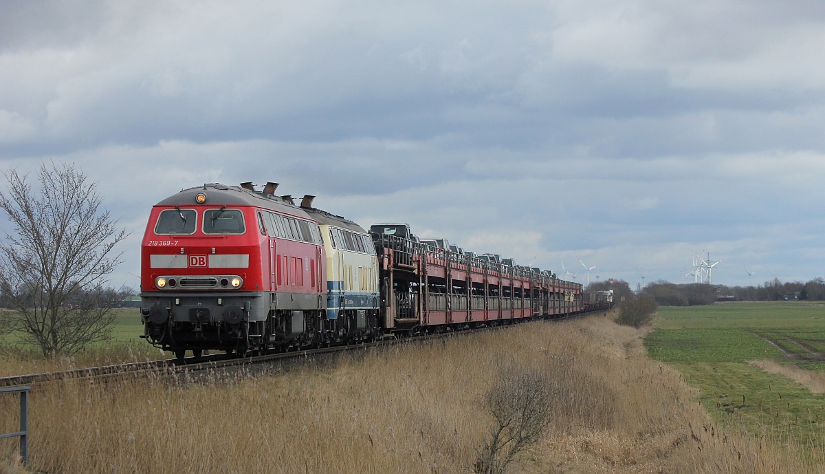 DB 218 369 und RPRS 218 480 mit SyltShuttle gen Westerland, Bü Triangel 19.03.2021 