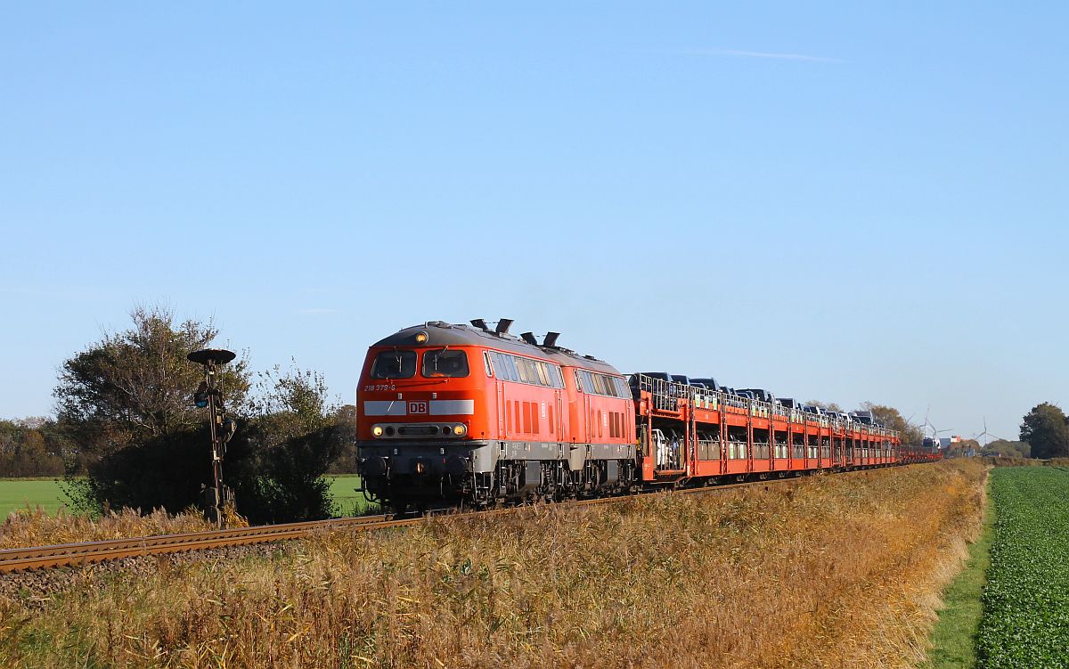 DB 218 379 + 218 380 vor Autozug nach Sylt, Bü Südergotteskoog 19.10.2022