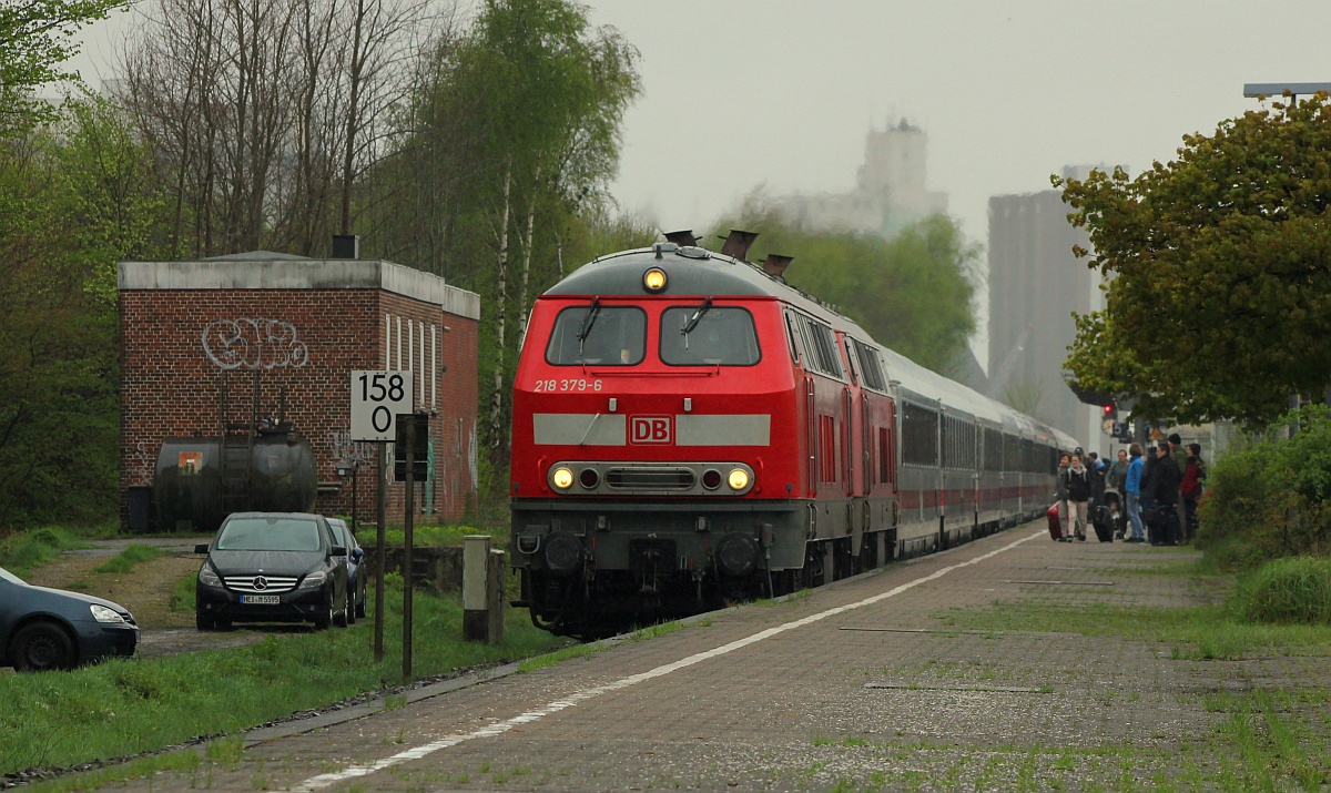 DB 218 379-6(REV/HB X/09.08.16) und 218 830-8(REV/HB X/03.03.15) mit dem IC 2311 nach Stuttgart hier beim Halt in Husum. 01.05.2018