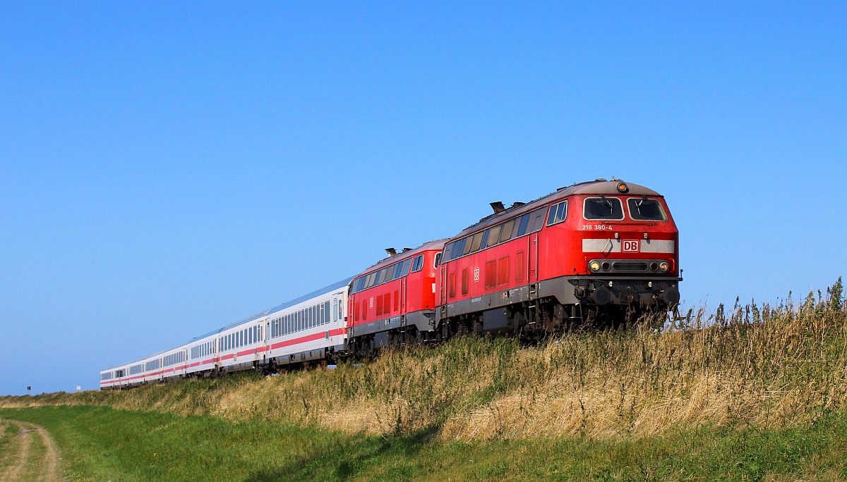 DB 218 380 + 834 mit IC 2215 Wiedingharder Neuer Koog 01.09.2021