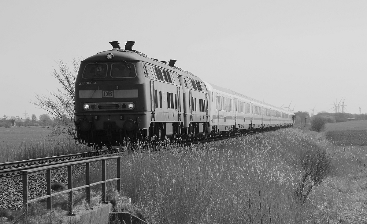 DB 218 380 und 307 mit IC 2214. Bü Triangel 18.04.2021