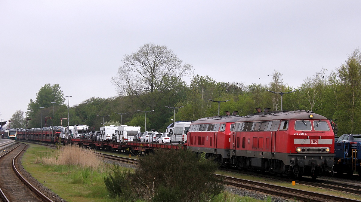 DB 218 380-4 + 369-7 mit SyltShuttle Einfahrt Niebüll 16.05.2021