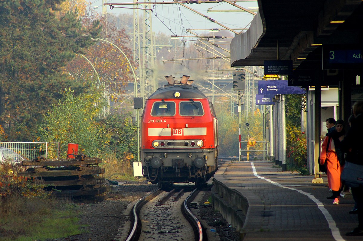 DB 218 380-4 dieselt hier mit der 371-3 zusammen durch Elmshorn Richtung Hamburg. Später fuhren die beiden mit 2 weiteren 218nern als Lokzug Richtung Bremen wohl zum dortigen AW. Elmshorn 04.11.2015