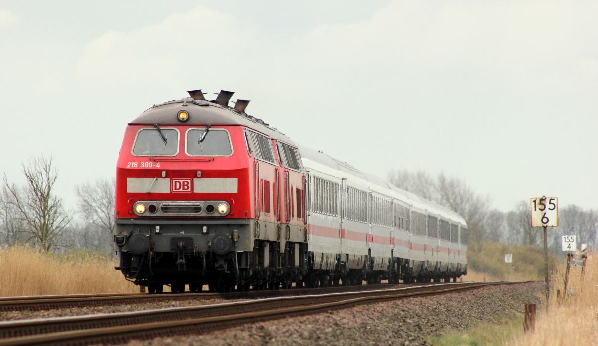 DB 218 380-4(REV/HB X/12.03.16) und 315-0(REV/HB X/03.03.17) mit dem IC 2072 aufgenommen in Südermarsch bei Husum. 11.04.2019