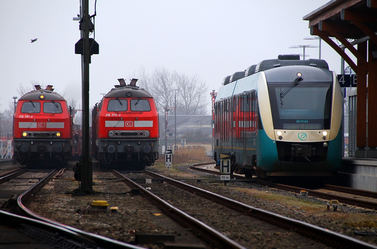 DB 218 381-2(li)Sylt Shuttle Reserve 218 376-2 beide jeweils mit Schwesterlok und der Arriva Lint AR 1018 stehen geminsam im Bahnhof Niebüll. 29.03.2014