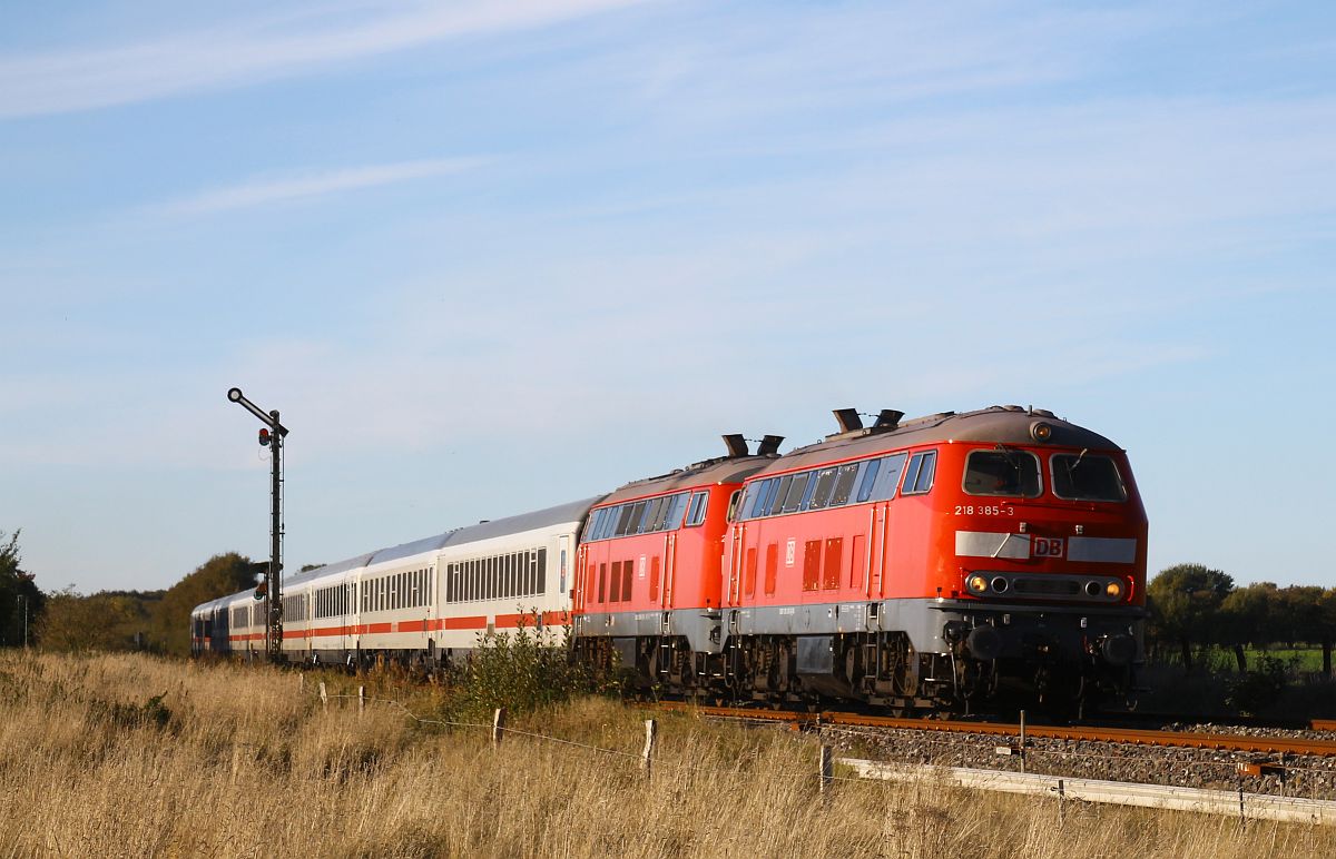 DB 218 385 + 218 366 vor dem IC 2077 nach Berlin Südkreuz passieren das Einfahrtsignal von Lindholm 19.10.2022