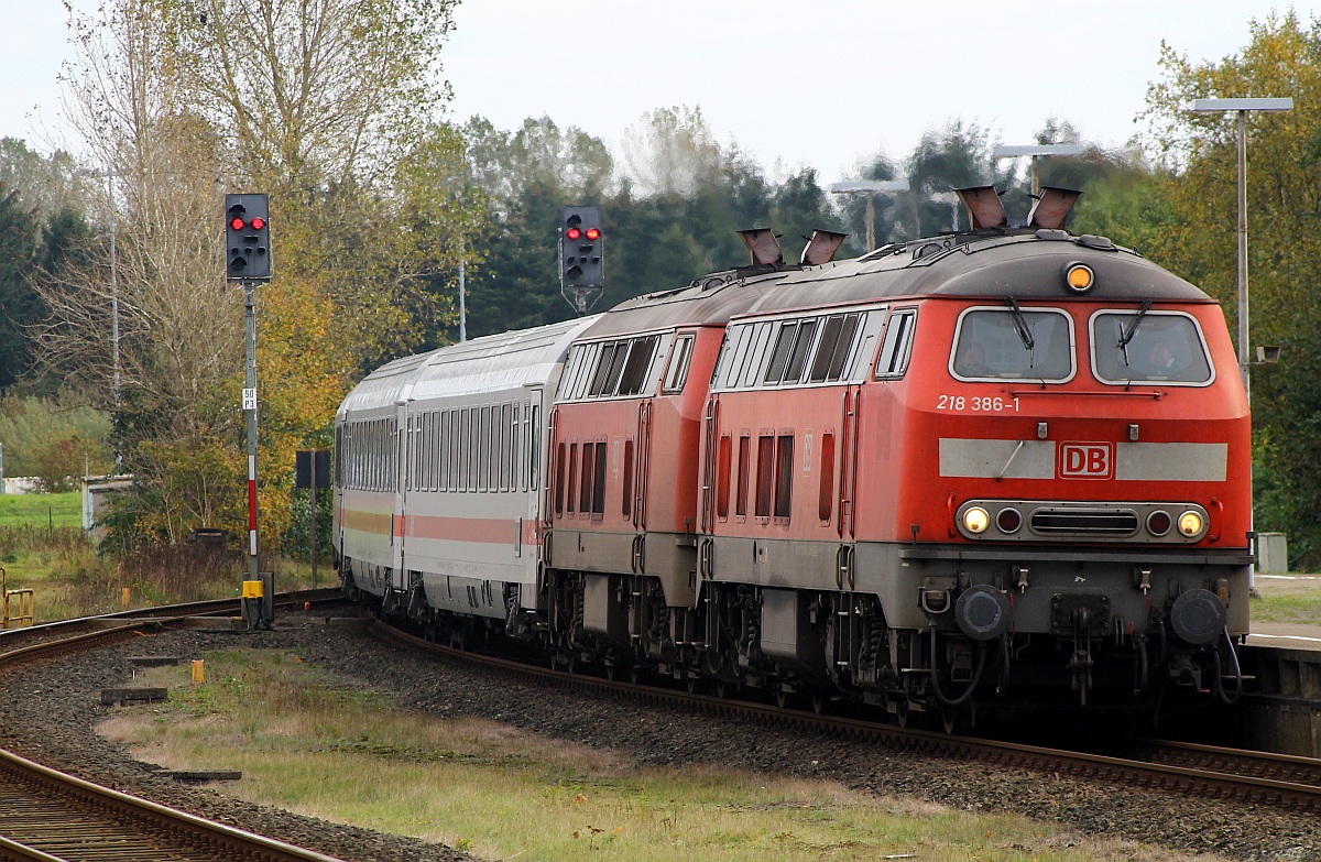 DB 218 386 und 218 342 haben hier Einfahrt mit einem IC nach Westerland in den Bahnhof Husum. 19.10.2013