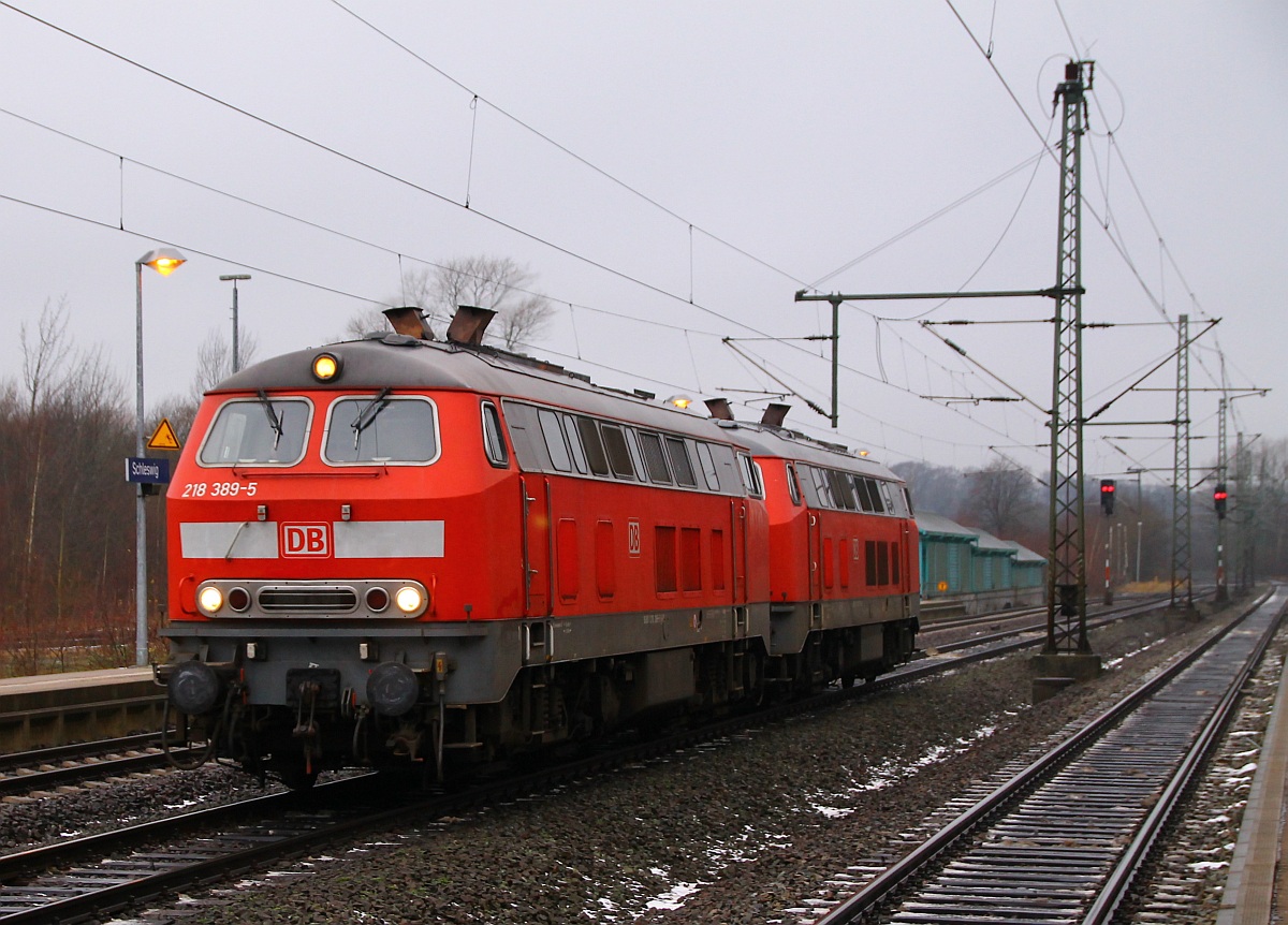 DB 218 389-5 und 307-7 brachten am Morgen den CNL aus Basel nach Flensburg/Padborg und sind hier als LZF 77675 auf dem Weg zurück nach Hamburg. 08.12.2013