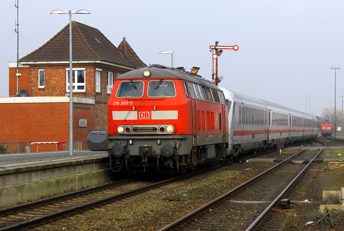 DB 218 389-5(REV/HB X/02.10.09, Verl/HB X/19.10.16) hat hier mit dem IC 2375 Einfahrt in Niebüll. 01.11.2015