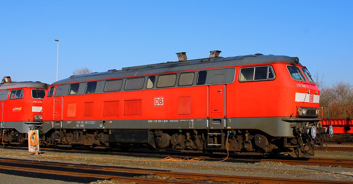 DB 218 390-3, REV/BCS X/23.04.19 hat Wochenendruhe im Bw Niebüll. Standort hier öffentlicher Wendeplatz vor dem Bw in Niebüll. 20.03.2022