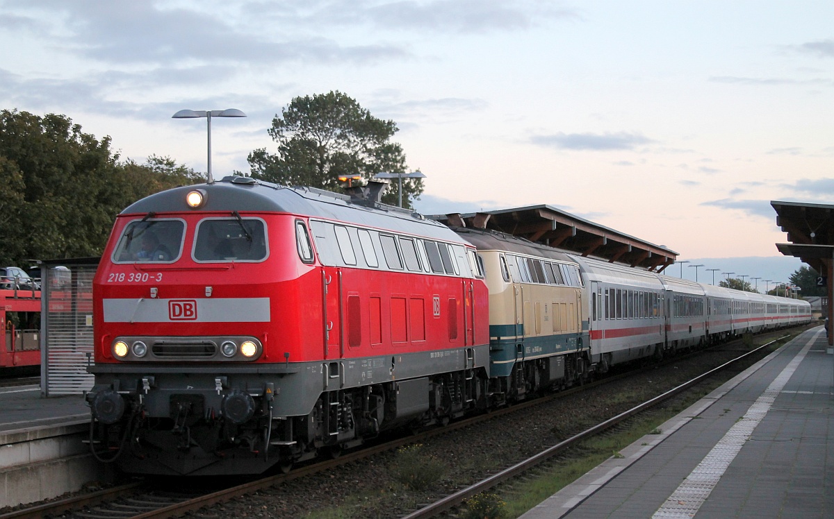 DB 218 390-3 und RP 218 480 mit IC 2374 in Niebüll am 11.10.2020