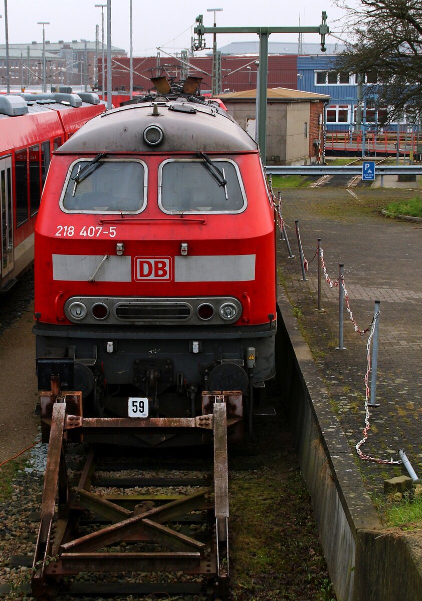 DB 218 407-5, seit 2015 im SSM Leipzig, steht hier noch in Diensten der DB Regio Nord in Kiel. Kiel 31.12.2011 (üVinG 1600)