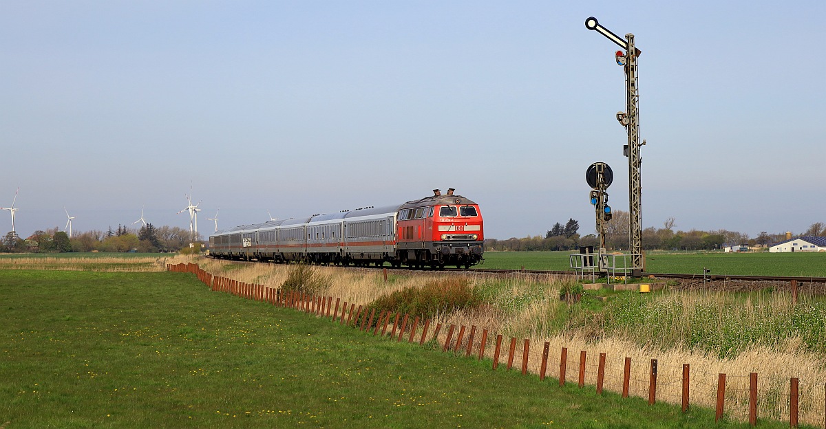 DB 218 436 mit IC 2375 am Esig in Lehnshallig aufgenommen. 01.05.2023