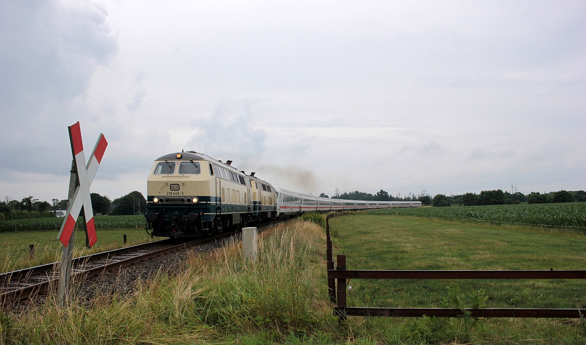 DB 218 446 und RPRS 218 490 mit dem umgeleiteten IC 2310 nach Westerland. Bü Jyderupweg/Jübek 09.07.2021