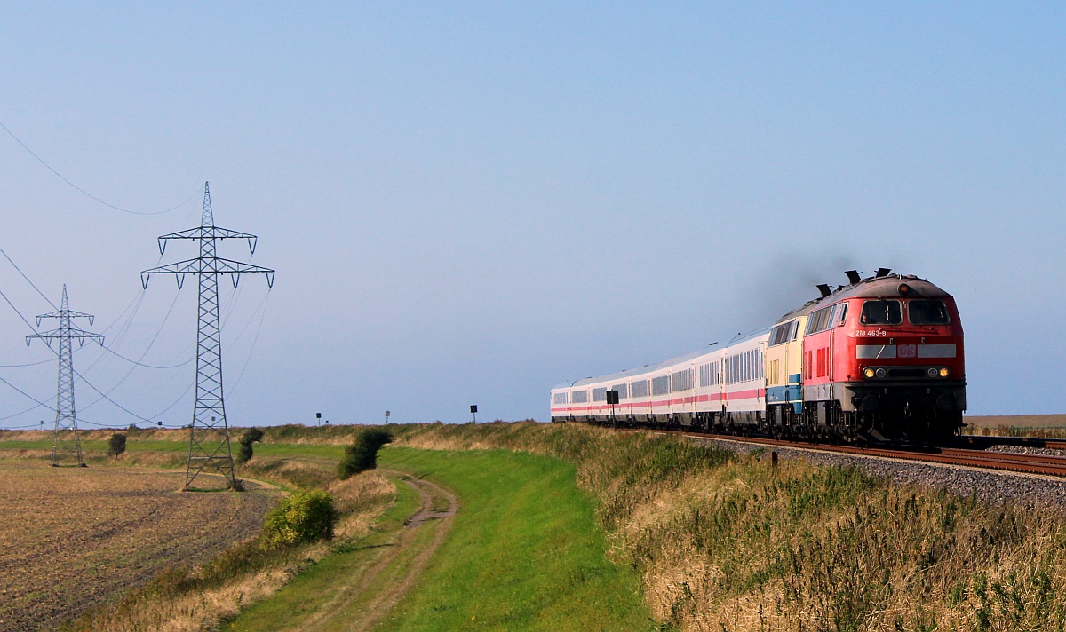 DB 218 463 und RPRS 218 490 mit IC 2073 am Wiedingharder Neuer Koog 01.09.2021