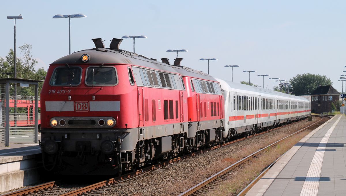 DB 218 473 + DB 218 833 mit IC 2310 Einf. Niebüll 17.06.2019