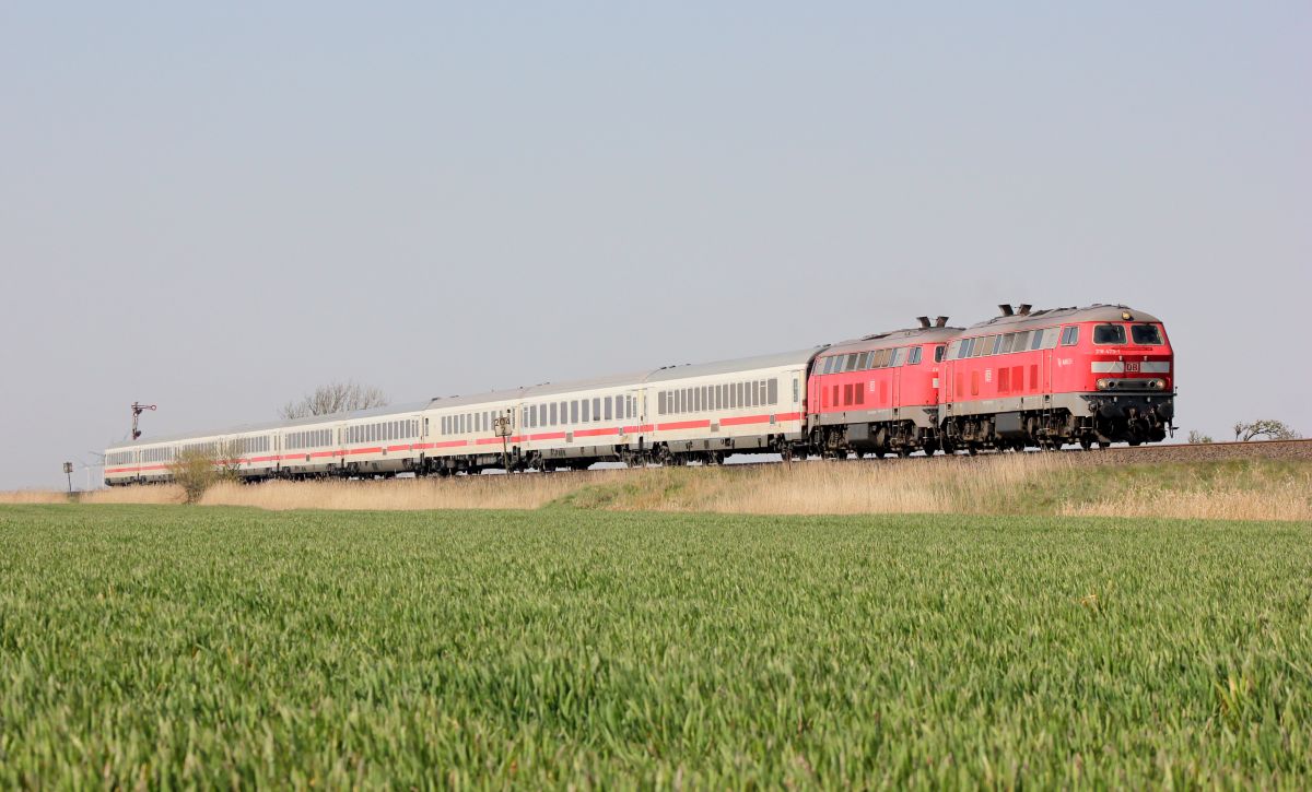 DB 218 473 und 831 mit IC 2073 Lehnshallig/Gotteskoog 19.04.2019