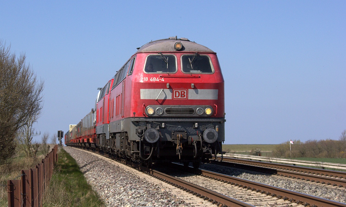 DB 218 484-4(REV/RK/04.07.17, Verl/RK/30.06.21) und 483-6(REV/RK/25.02.15, Verl/RK/14.01.22) mit SyltShuttle gen Niebüll. Dreieckskoog 18.04.2021