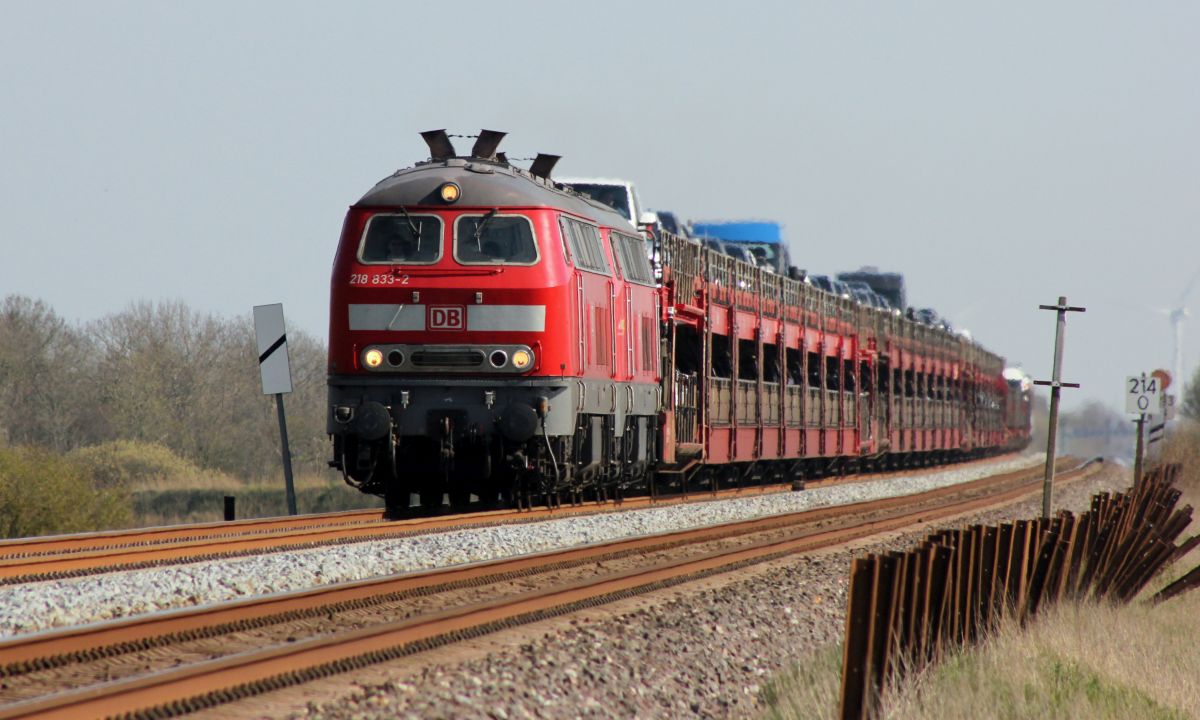 DB 218 833 + 481 mit AS nach Westerland. Wiedingharder Neuer Koog 19.04.2019