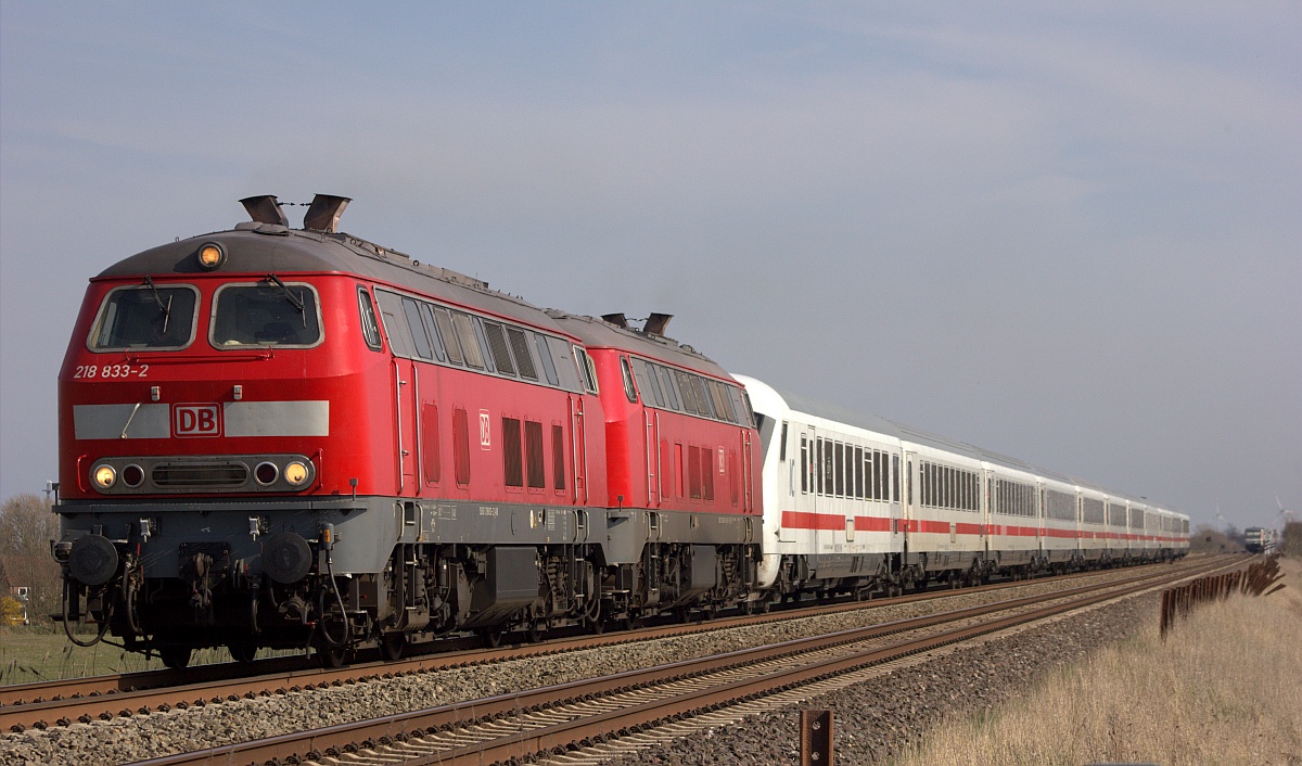 DB 218 833-2 und 369-7 mit IC 2310 nach Westerland. Wiedingharder Neuer koog 18.04.2021