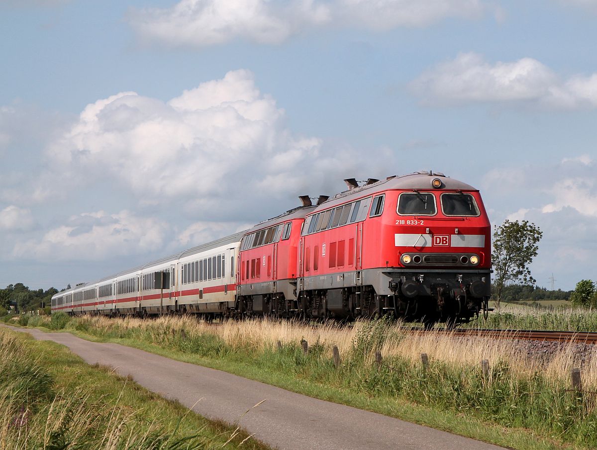 DB 218 833-2 und 369-7(REV/HB X/06.07.17) mit dem IC 2073 nach Berlin Südkreuz. Südermarsch(bei Husum) 31.07.2017