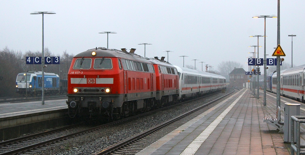 DB 218 837-3 und 366-3 mit dem Leerpark für den IC 2375 auf dem Weg nach westerland. Niebüll 12.12.21