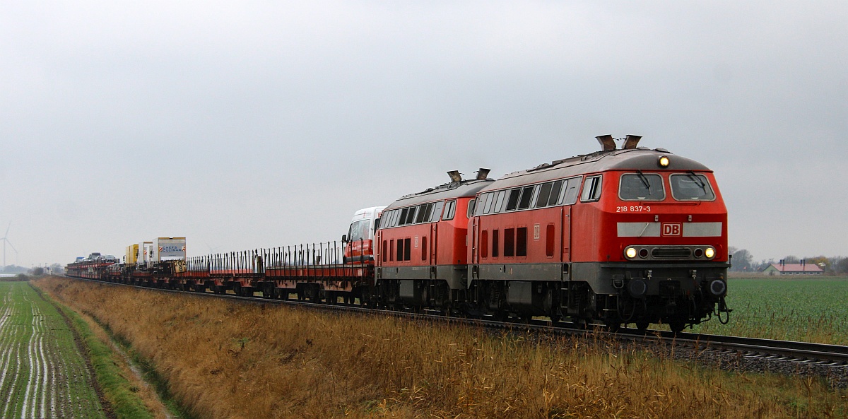 DB 218 837-3 und 390-9 mit SyltShuttle nach Niebüll. Bü Triangel 27.11.2021