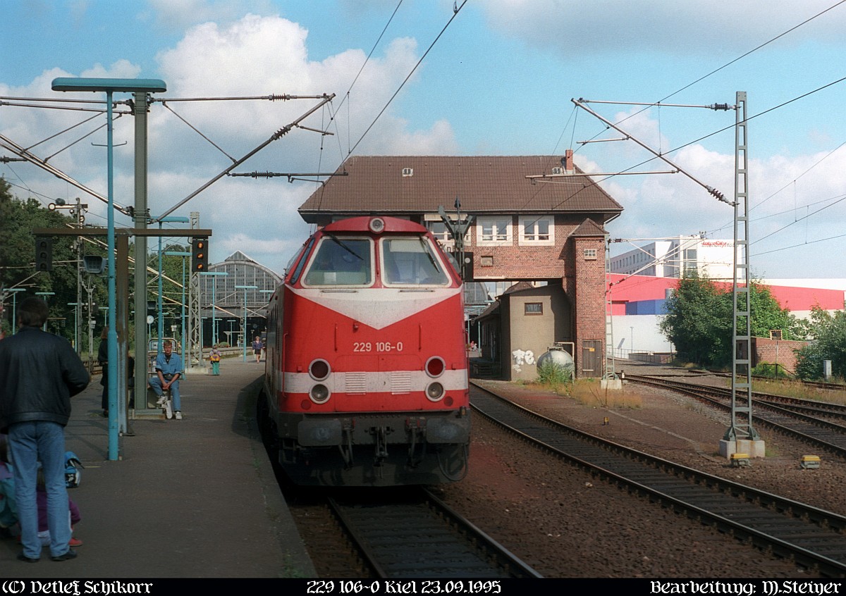 DB 229 106-0 steht hier im Hbf Kiel. Aufgenommen am 23.09.1995(DigiScan 004)