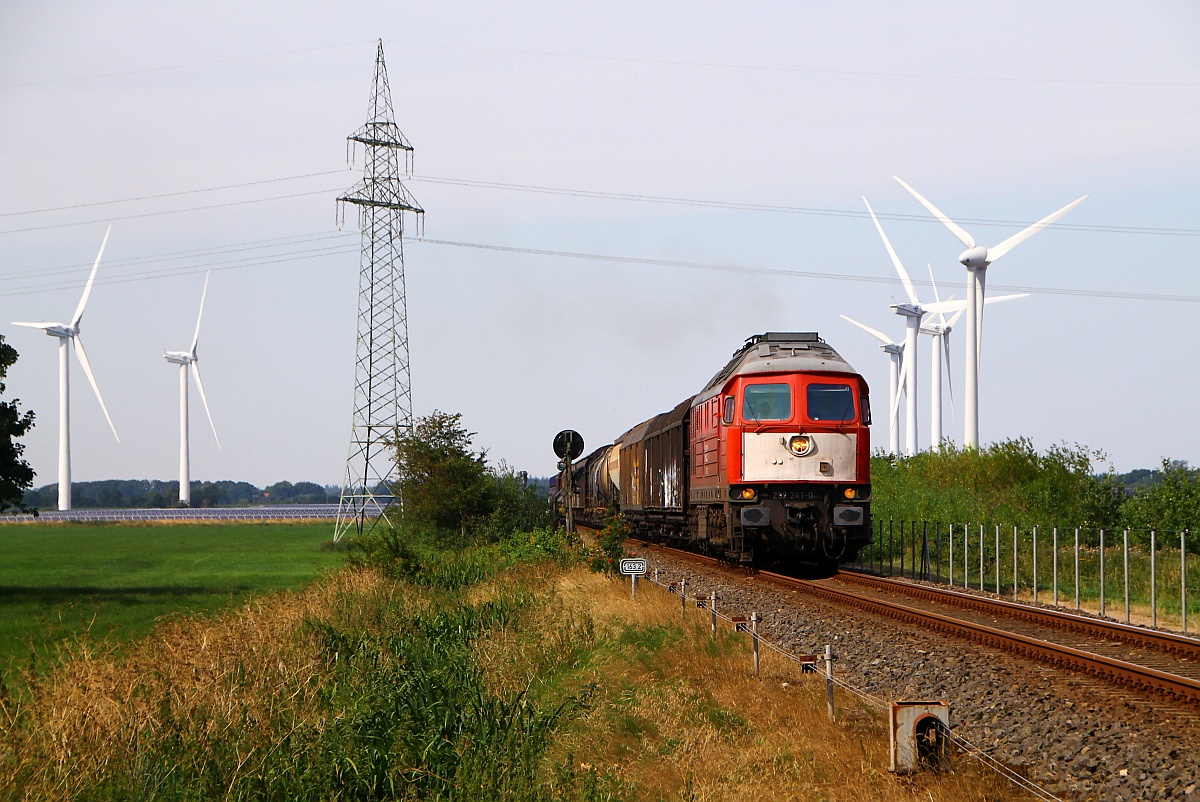 DB 232 241-0 steht hier mit seinem Güterzug aus Esbjerg kurz vor Niebüll und wartet auf Einfahrt. 22.07.14