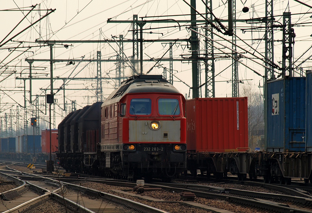 DB 232 283-2 dieselt hier gemütlich an vielen Fotografen vorbei durch Hamburg-Harburg. 30.03.11