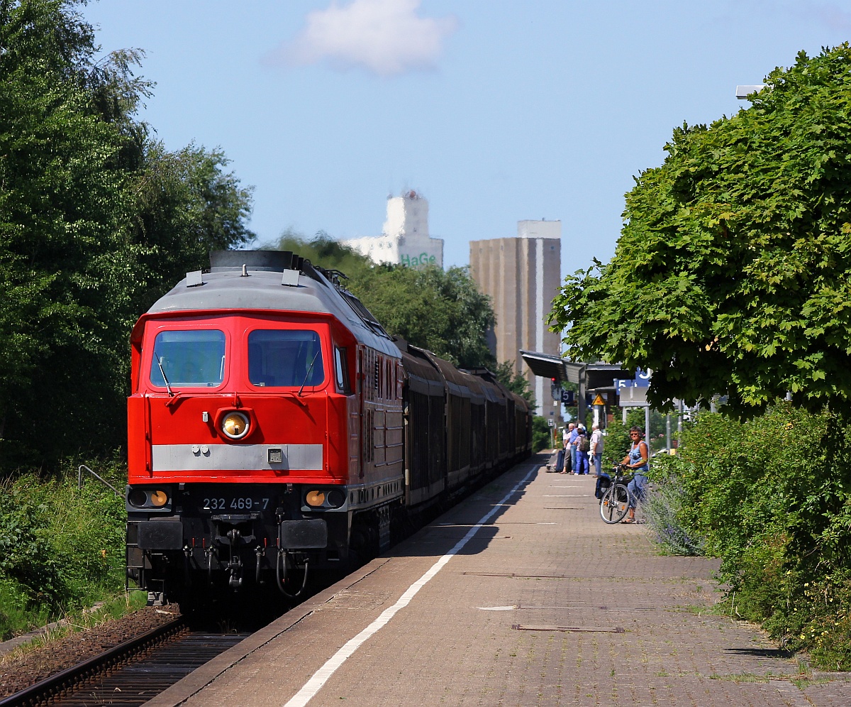 DB 232 469-7 mit einem der vielen Umleiter hier festgehalten während der Durchfahrt in Husum. 18.07.2015