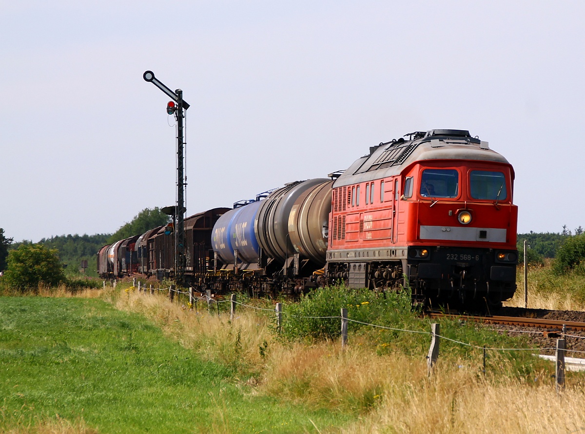 DB 232 568-6 dieselt hier mit einem der Umleiter Gz durch Risum-Lindholm Richtung Hamburg. 22.07.14