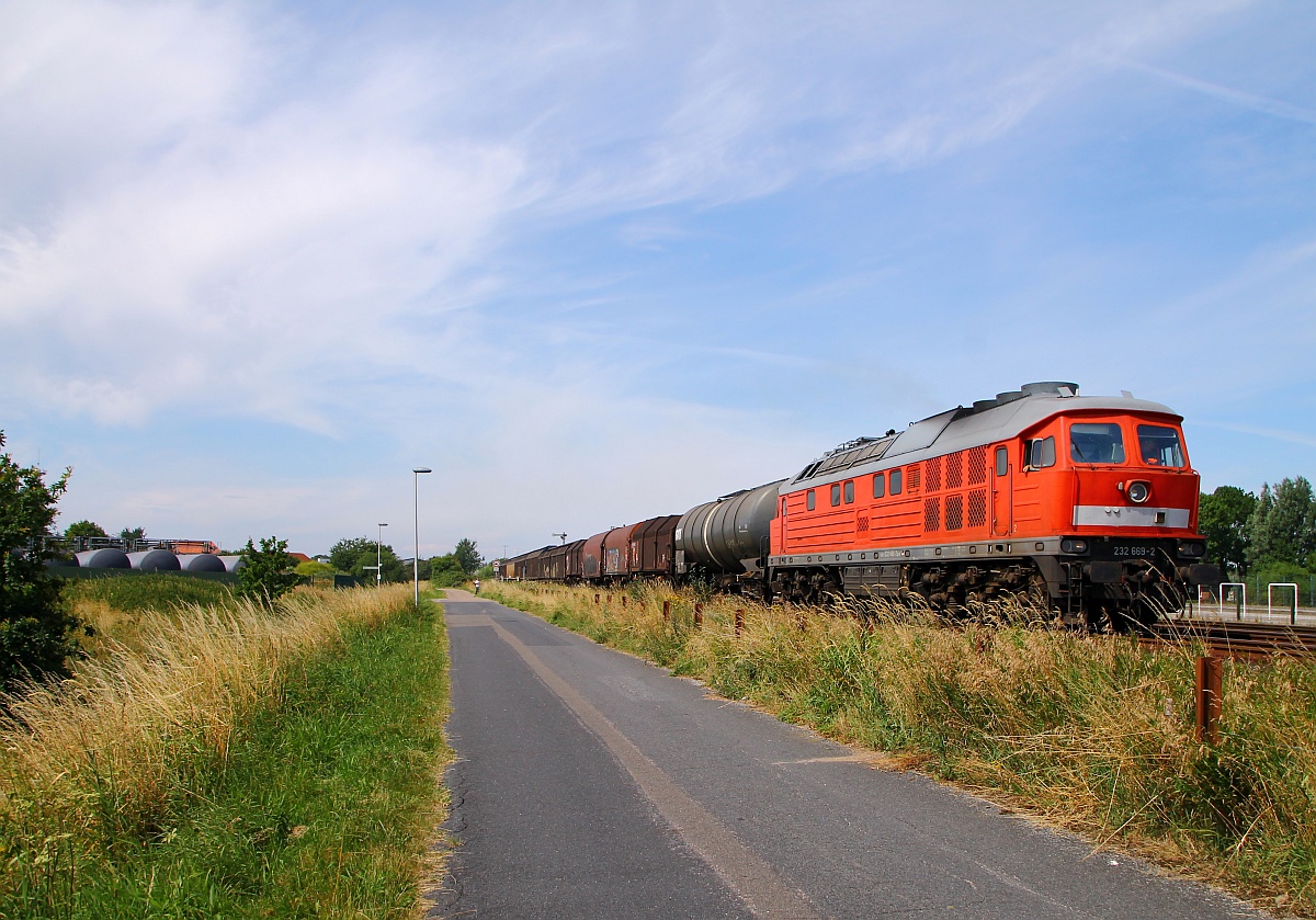 DB 232 669-2 passiert hier mit ihrem Güterzug aus Esbjerg/DK die Ausfahrt Niebüll an der Autoverladung. 22.07.2014