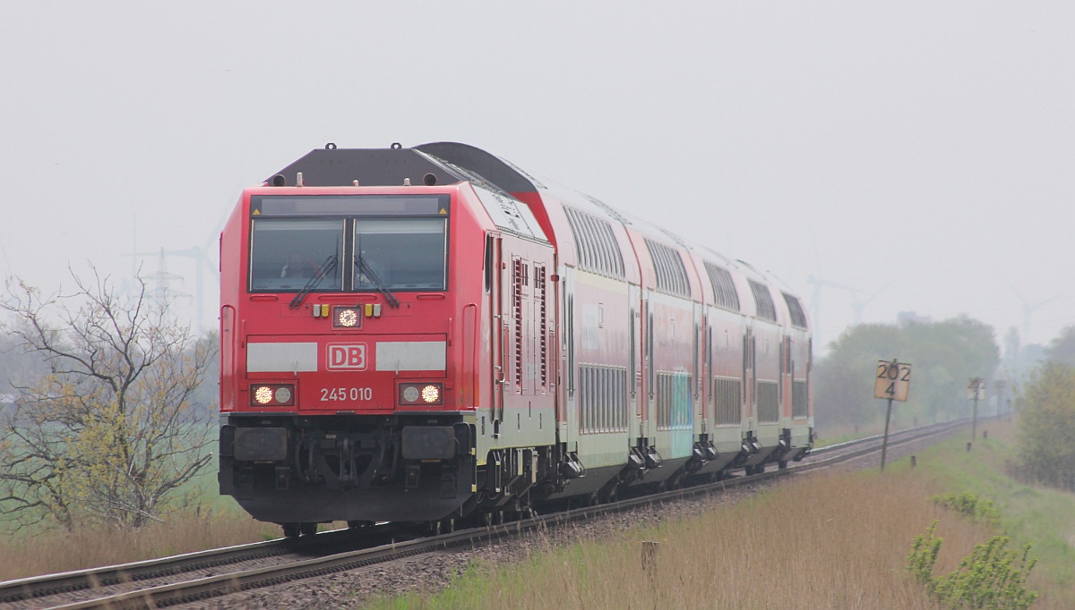 DB 245 010 mit Dostopark nach Westerland. Bü Triangel 16.05.2021