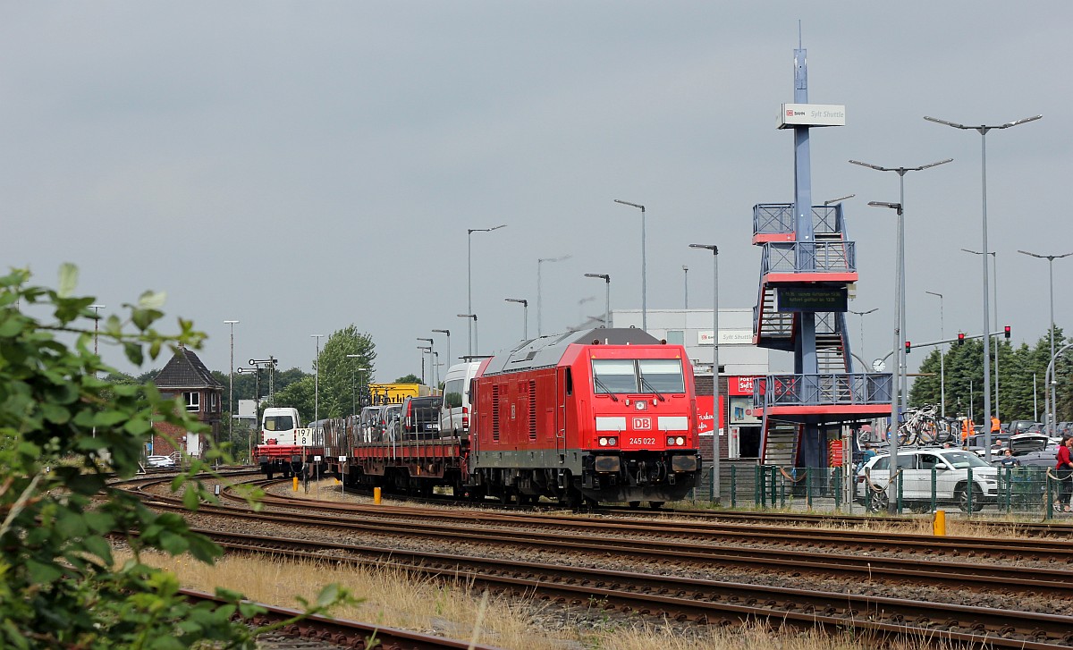 DB 245 022-9 mit einem AS aus Westerland nach der Ankunft in Niebüll. 25.07.2020