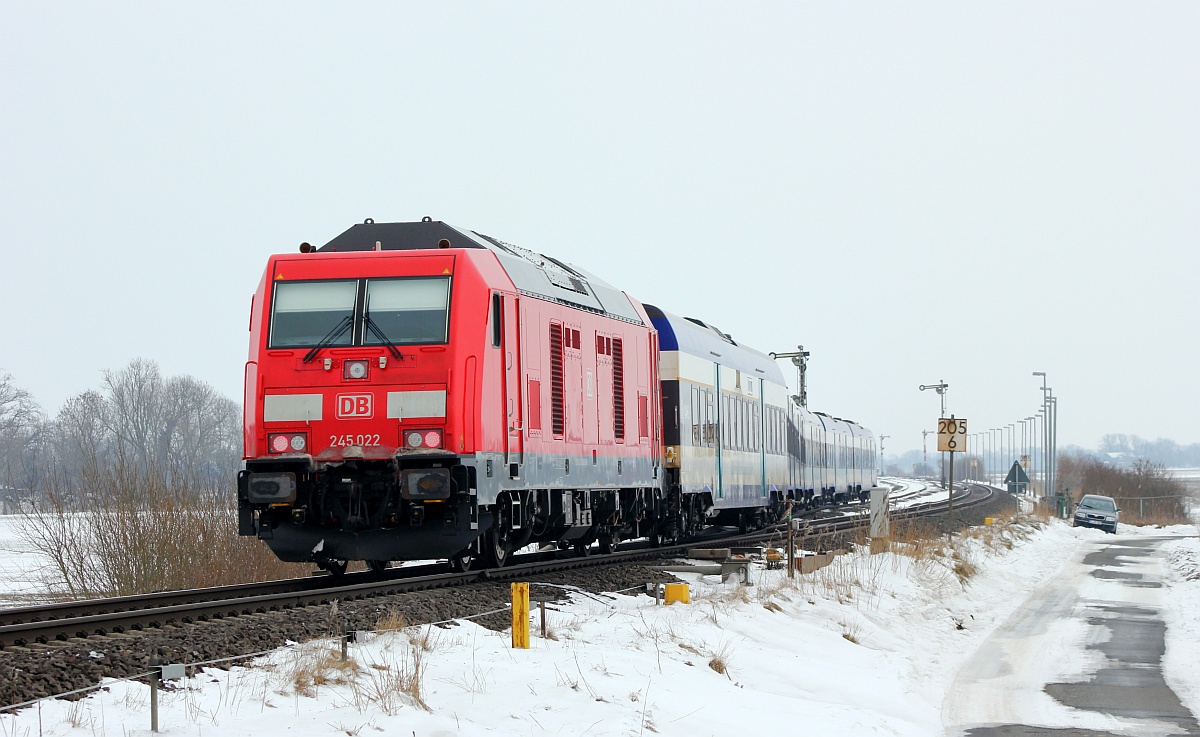 DB 245 022 mit RE6 nach Hamburg Einfahrt Lehnshallig 05.03.2018