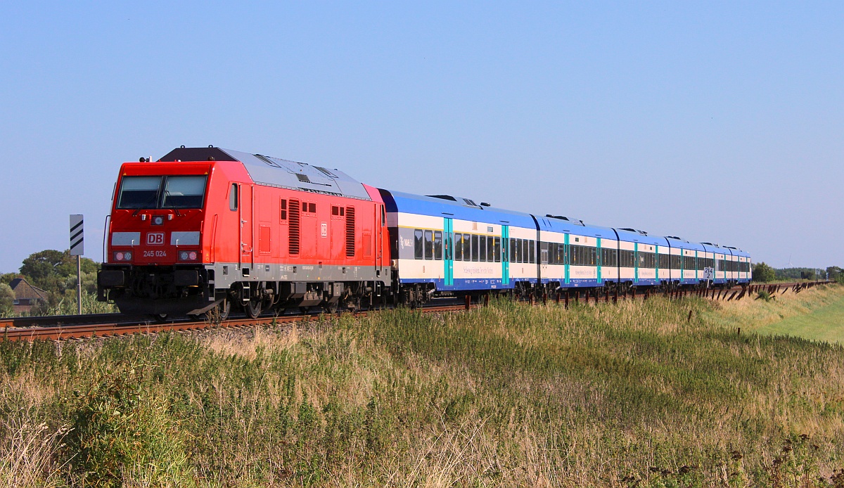 DB 245 024 mit RE6 Richtung Niebüll. Wiedingharder Neuer koog 01.09.2021